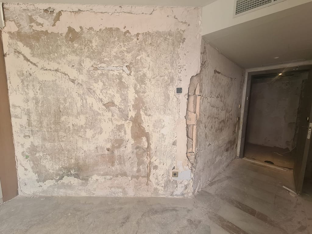 estado actual pared hotel