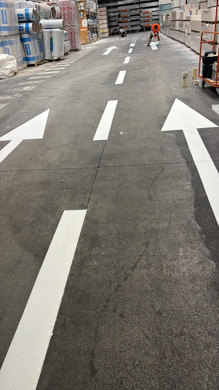 Suelo de almacén Obramat con señalización horizontal recién pintada por Construplac Mallorca